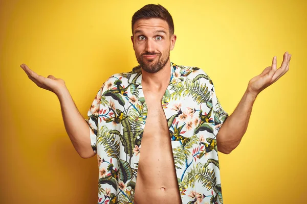 Hombre Guapo Con Camisa Flores Hawaianas Verano Sobre Fondo Aislado — Foto de Stock