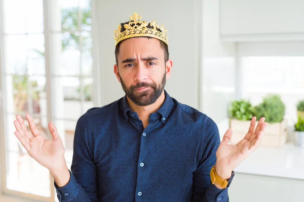 Bonito Homem Hispânico Vestindo Coroa Dourada Sobre Cabeça Como Rei — Fotografia de Stock