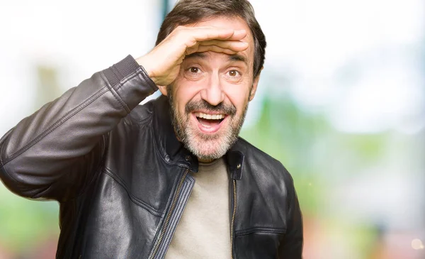 Homem Bonito Meia Idade Vestindo Jaqueta Couro Preto Muito Feliz — Fotografia de Stock