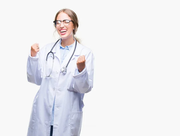 Mooie Jonge Blonde Dokter Vrouw Medische Uniform Dragen Geïsoleerde Achtergrond — Stockfoto