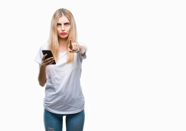 Junge Schöne Blonde Frau Mit Smartphone Über Isolierten Hintergrund Zeigt — Stockfoto