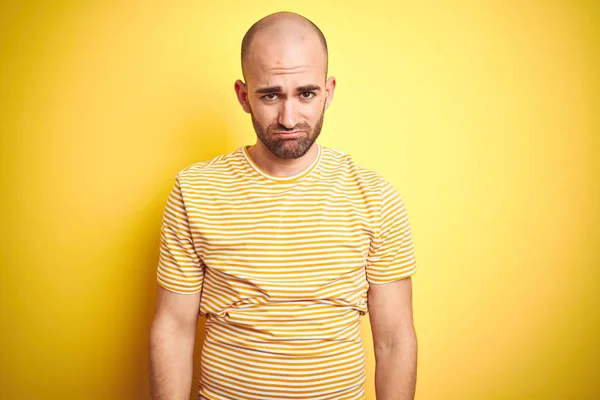 Jovem Careca Com Barba Vestindo Camiseta Listrada Casual Sobre Fundo — Fotografia de Stock