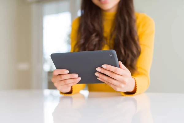 Belle Jeune Femme Travaillant Aide Une Tablette Tactile — Photo