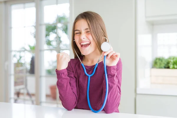 Mooi Jong Meisje Kind Controleren Van Gezondheid Met Behulp Van — Stockfoto