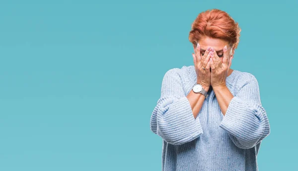 Atractiva Mujer Pelirroja Caucásica Mayor Vistiendo Suéter Invierno Sobre Fondo — Foto de Stock