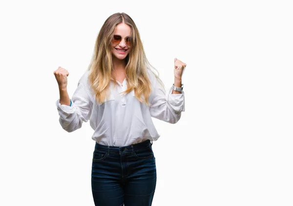 Jovem Mulher Loira Bonita Usando Óculos Sol Sobre Fundo Isolado — Fotografia de Stock