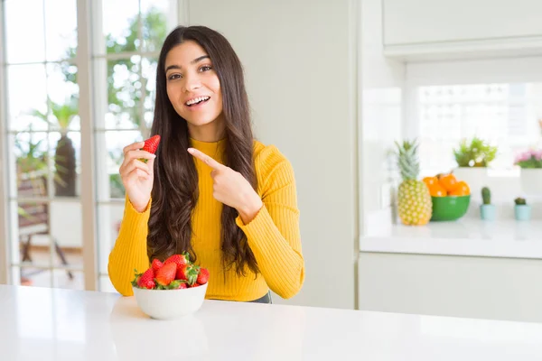 健康的なスナックとして新鮮な赤いイチゴを食べる若い女性は 手と指で非常に幸せ — ストック写真