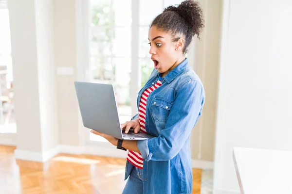 Giovane Ragazza Afroamericana Piedi Lavorare Utilizzando Computer Portatile Spaventato Stato — Foto Stock