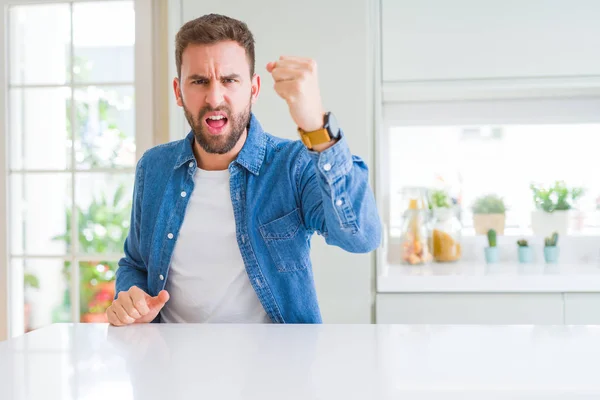 Bonito Homem Casa Zangado Louco Levantando Punho Frustrado Furioso Enquanto — Fotografia de Stock