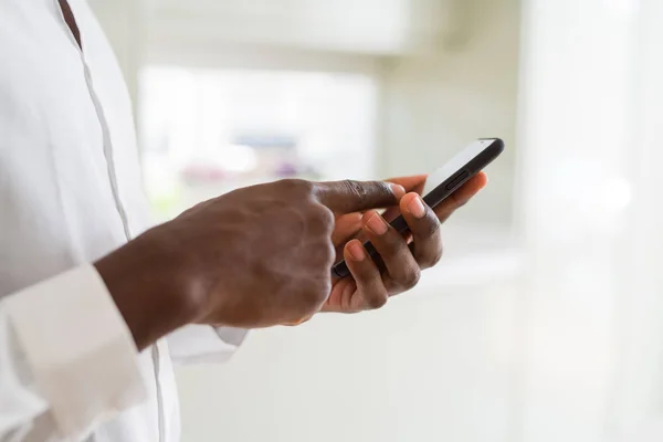 Close up of african man hands using smarpthone — Stock Photo, Image