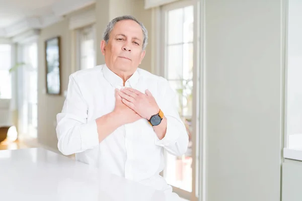 Hombre Mayor Guapo Casa Sonriendo Con Las Manos Pecho Con — Foto de Stock