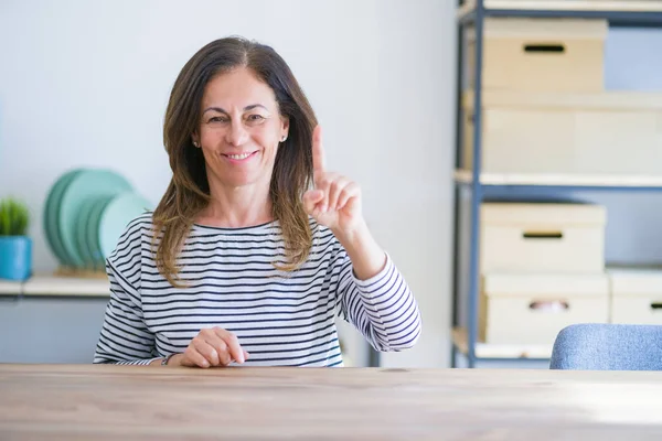 Femme Âgée Âge Moyen Assis Table Maison Montrant Pointant Vers — Photo