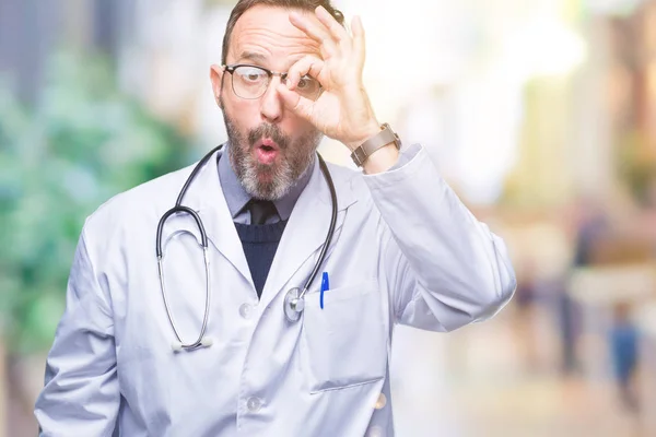 Hombre Médico Mediana Edad Con Uniforme Médico Aislado Haciendo Gesto — Foto de Stock