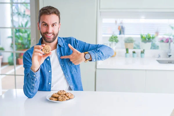 Όμορφος Άνθρωπος Τρώει Σοκολάτα Τσιπ Cookies Τεντωμένο Έκπληξη Πρόσωπο Για — Φωτογραφία Αρχείου
