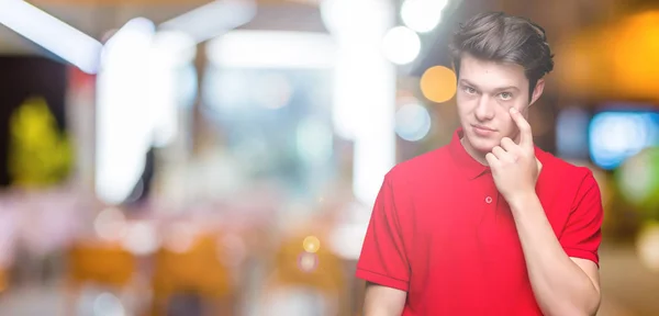Jovem Homem Bonito Vestindo Camiseta Vermelha Sobre Fundo Isolado Apontando — Fotografia de Stock