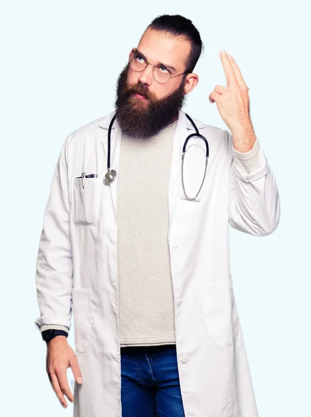 Young Blond Doctor Man Beard Wearing Medical Coat Shooting Killing — Stock Photo, Image