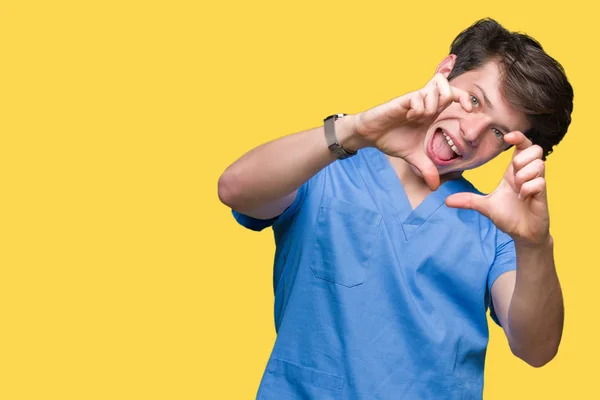 Giovane Medico Indossa Uniforme Medica Sfondo Isolato Sorridendo Amore Mostrando — Foto Stock