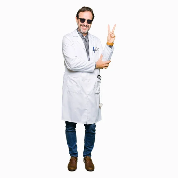 Guapo Médico Mediana Edad Hombre Con Gafas Sol Sonriendo Con — Foto de Stock