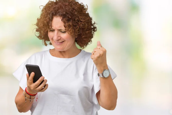 Mellersta Ager Senior Kvinna Använder Och Skicka Sms Med Smartphone — Stockfoto