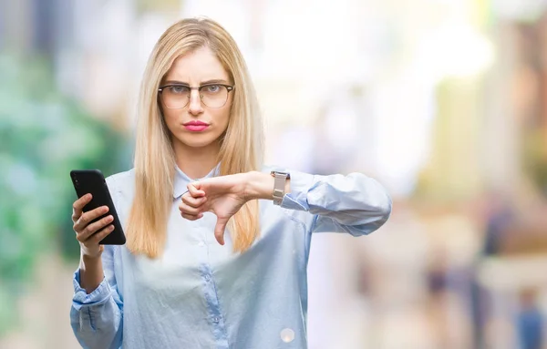 Giovane Bella Donna Affari Bionda Utilizzando Smartphone Sfondo Isolato Con — Foto Stock