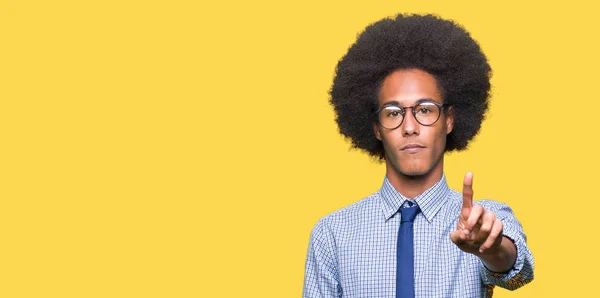 Fiatal Afro Amerikai Üzletember Afro Haj Viselt Szemüveg Ujjal Mutatva — Stock Fotó