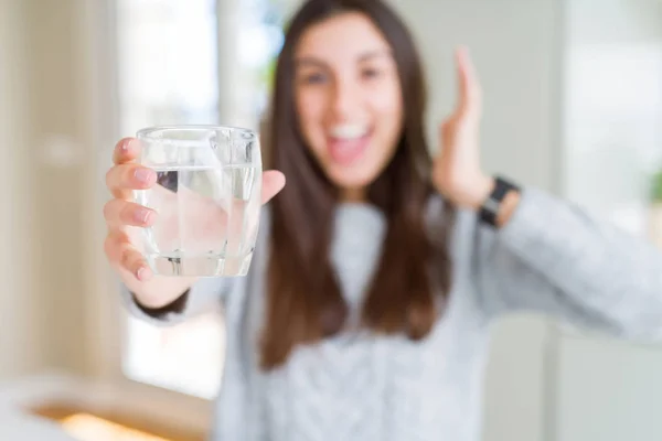 Schöne Junge Frau Trinkt Ein Frisches Glas Wasser Sehr Glücklich — Stockfoto