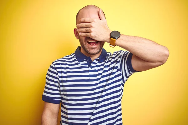 Giovane Uomo Calvo Con Barba Indossa Casual Strisce Blu Shirt — Foto Stock