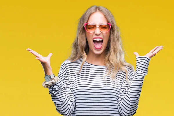 Schöne Junge Blonde Frau Mit Sonnenbrille Über Isoliertem Hintergrund Feiert — Stockfoto