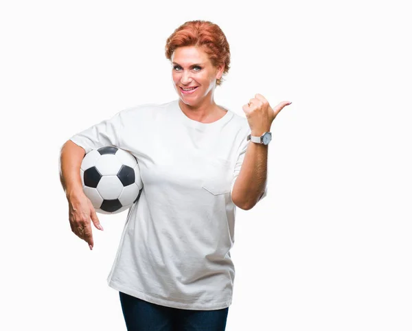 Atrractive Anziana Donna Rossa Caucasica Che Tiene Pallone Calcio Sfondo — Foto Stock