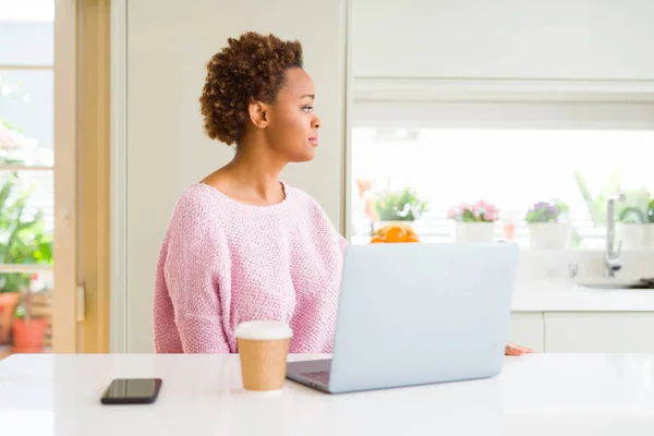 Mujer Afroamericana Joven Trabajando Con Computadora Portátil Mirando Lado Pose — Foto de Stock