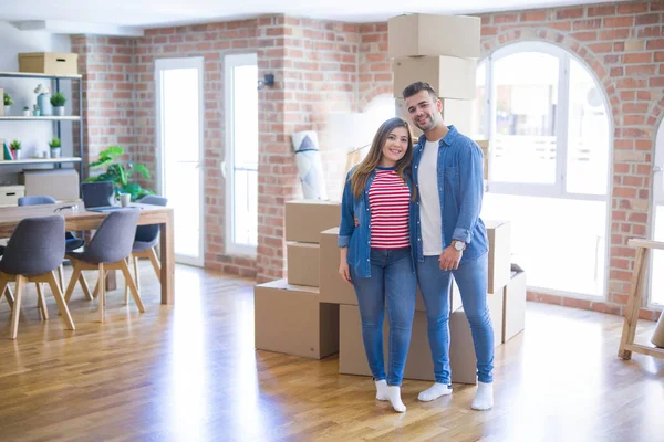 Junges Schönes Verliebtes Paar Zieht Neues Zuhause Sehr Glücklich Und — Stockfoto