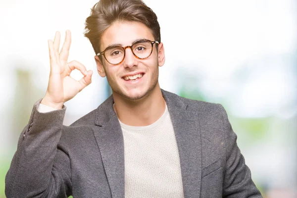 Junger Geschäftsmann Mit Brille Vor Isoliertem Hintergrund Der Positiv Lächelt — Stockfoto