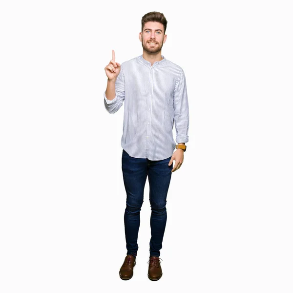 Молодой Привлекательный Мужчина Показывает Пальцем Успешную Идею Взволнован Счастлив Номер — стоковое фото