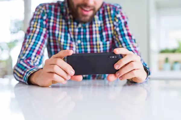 Primer Plano Las Manos Del Hombre Usando Teléfono Inteligente Sonriendo —  Fotos de Stock