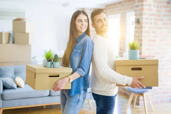 Casal Jovem Mudando Para Uma Nova Casa Sorrindo Feliz Segurando — Fotografia de Stock