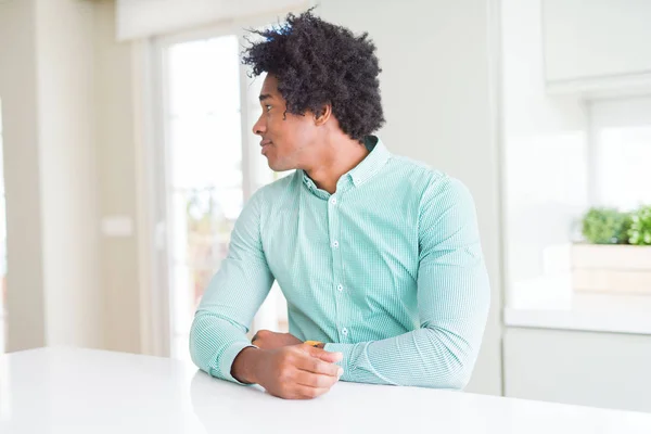 African American Business Man Het Dragen Van Elegante Shirt Zoek — Stockfoto