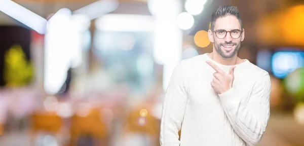Ung Vacker Man Glasögon Över Isolerade Bakgrund Glada Med Ett — Stockfoto