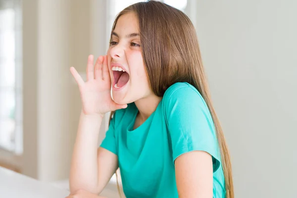 Piękna Młoda Dziewczyna Dziecko Nosi Zielone Shirt Krzycząc Krzyczeć Głośno — Zdjęcie stockowe