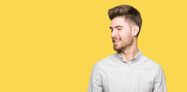 Homem Bonito Jovem Vestindo Camisa Casual Olhando Para Lado Com — Fotografia de Stock