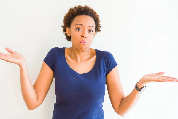 Joven Mujer Afroamericana Hermosa Sobre Fondo Blanco Expresión Despistada Confusa —  Fotos de Stock