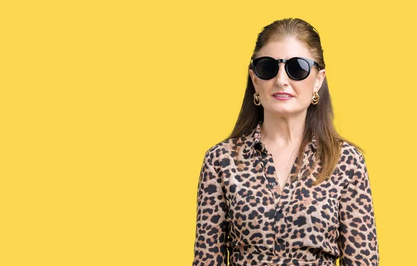 Středním Věku Zralá Bohatá Žena Nosí Sluneční Brýle Leopardí Šaty — Stock fotografie