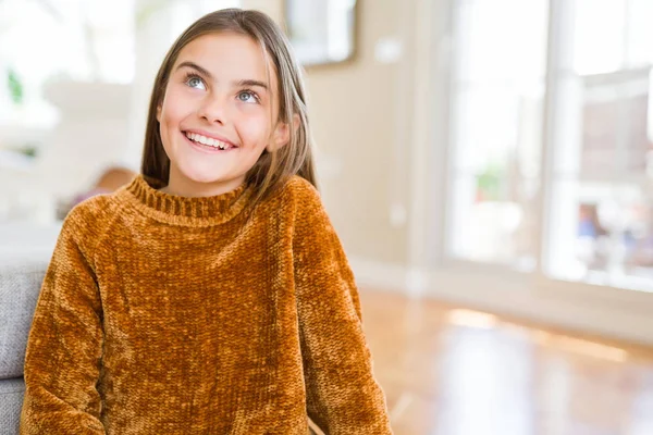 Piękna Młoda Dziewczyna Dziecko Ubrany Casual Sweter Uśmiechnięty Patrząc Strona — Zdjęcie stockowe