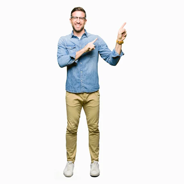 Hombre Guapo Con Gafas Sonriendo Mirando Cámara Apuntando Con Dos — Foto de Stock