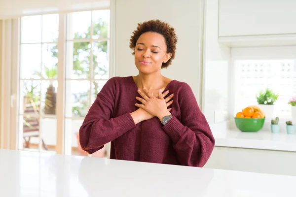 Joven Mujer Afroamericana Hermosa Casa Sonriendo Con Las Manos Pecho — Foto de Stock