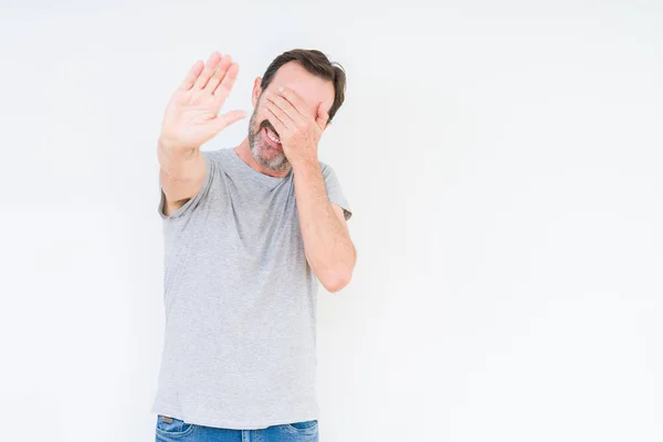 Hombre Mayor Guapo Sobre Fondo Aislado Cubriendo Los Ojos Con —  Fotos de Stock