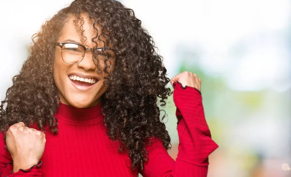 Giovane Bella Donna Con Capelli Ricci Indossa Occhiali Molto Felice — Foto Stock