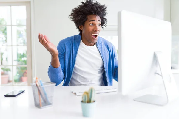 Hombre Afroamericano Trabajando Usando Computadora Muy Feliz Emocionado Expresión Ganadora — Foto de Stock