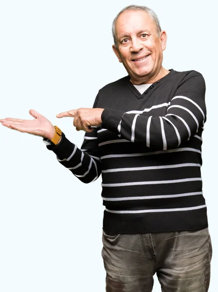 Przystojny Mężczyzna Senior Noszenia Zimą Paski Sweterek Zdziwiony Uśmiecha Się — Zdjęcie stockowe