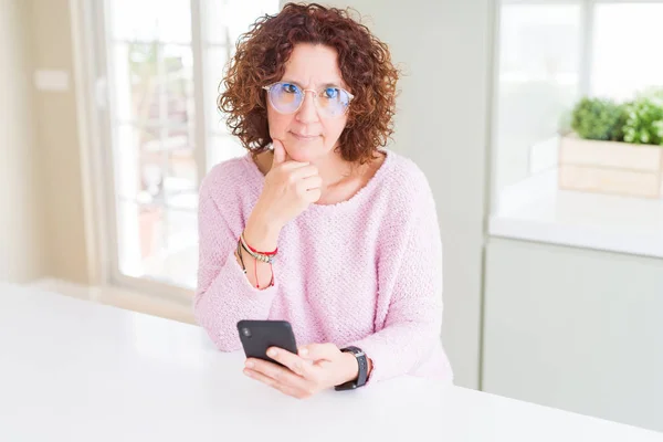 Mujer Mayor Con Gafas Uso Teléfono Inteligente Cara Seria Pensando —  Fotos de Stock