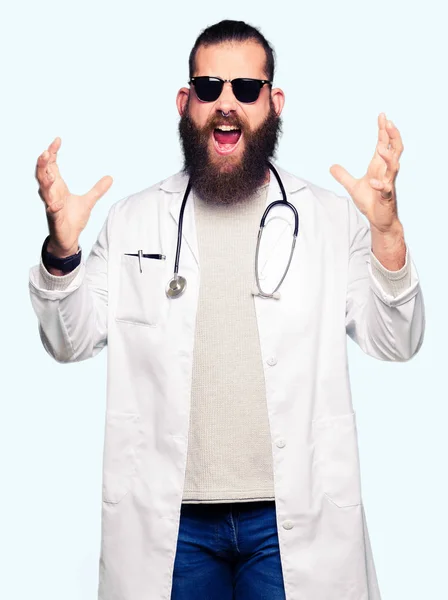 Young Blond Doctor Man Beard Wearing Sunglasses Crazy Mad Shouting — Stock Photo, Image